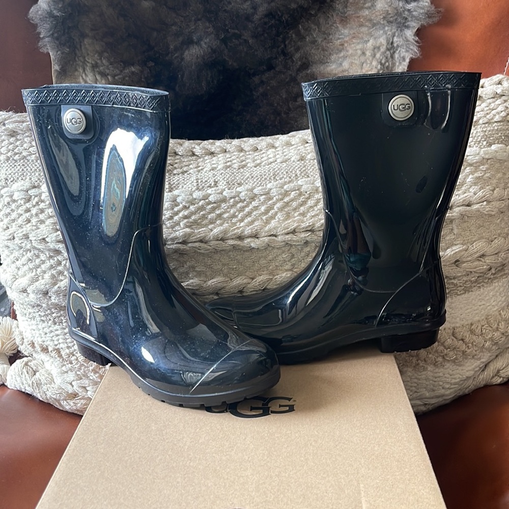 UGG Sienna Rain Boot - preowned - very mild wear